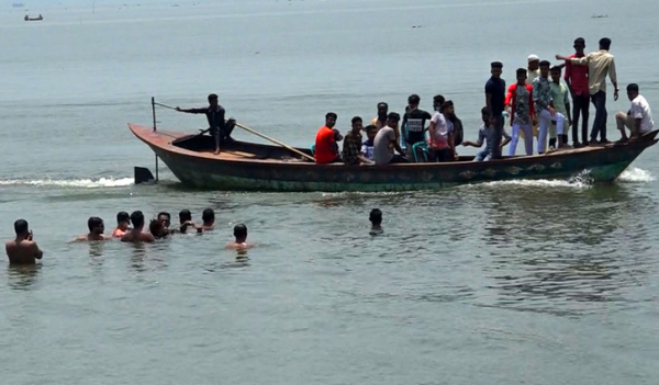 হাওরে দর্শনার্থীদের ভিড়, মানা হচ্ছে না স্বাস্থ্যবিধি হাওরে দর্শনার্থীদের ভিড়, মানা হচ্ছে না স্বাস্থ্যবিধি
