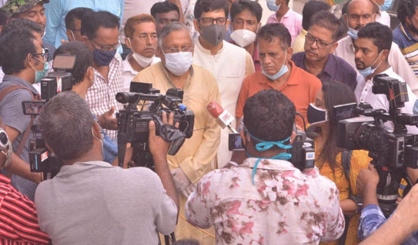 পুস্পস্তবক অর্পণ করা হয় পুস্পস্তবক অর্পণ করা হয়