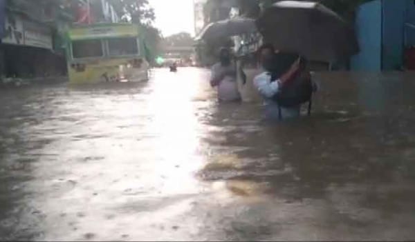 ভারী বর্ষণে জলাবদ্ধ মুম্বাই, রেড অ্যালার্ট জারি ভারী বর্ষণে জলাবদ্ধ মুম্বাই, রেড অ্যালার্ট জারি
