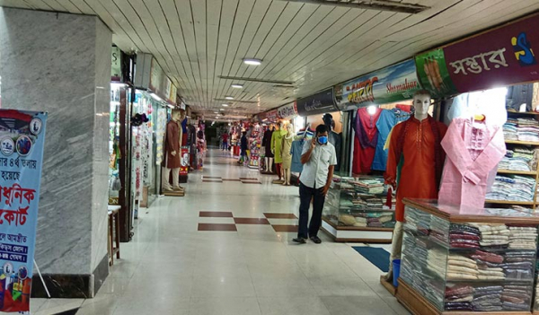 ইস্টার্ন প্লাজায় ক্রেতাশূন্য দোকানের সারি। (ছবি: প্রতিবেদক) ইস্টার্ন প্লাজায় ক্রেতাশূন্য দোকানের সারি। (ছবি: প্রতিবেদক)