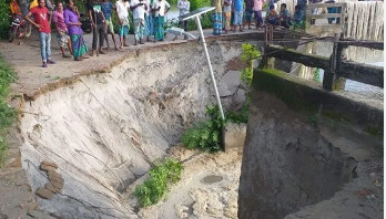 মুন্সীগঞ্জের ব্রিজের এপ্রোচ সড়ক ধসে যোগাযোগ বিচ্ছিন্ন মুন্সীগঞ্জের ব্রিজের এপ্রোচ সড়ক ধসে যোগাযোগ বিচ্ছিন্ন