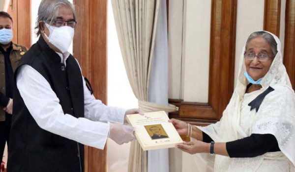 বঙ্গবন্ধুর ছবিযুক্ত ১০০ ডাকটিকিট নিয়ে বইয়ের মোড়ক উন্মোচন বঙ্গবন্ধুর ছবিযুক্ত ১০০ ডাকটিকিট নিয়ে বইয়ের মোড়ক উন্মোচন