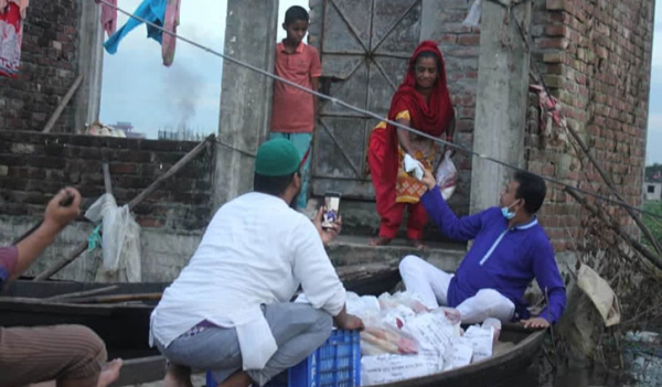 নৌকায় ঈদ উপহার নিয়ে বাড়ি বাড়ি গেলেন স্বেচ্ছাসেবক লীগ নেতা নৌকায় ঈদ উপহার নিয়ে বাড়ি বাড়ি গেলেন স্বেচ্ছাসেবক লীগ নেতা