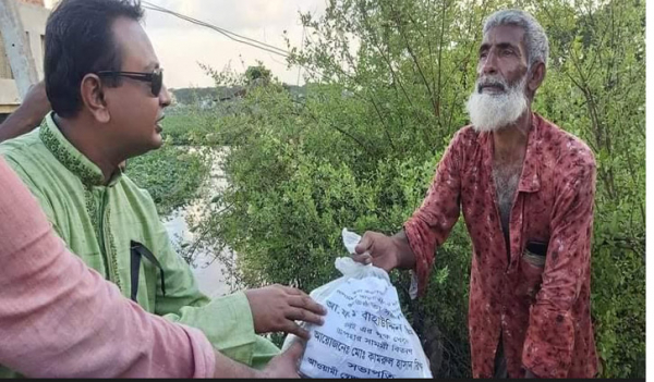 পানিবন্দি ১৫০০ পরিবার পেলো খাদ্য সহায়তা পানিবন্দি ১৫০০ পরিবার পেলো খাদ্য সহায়তা