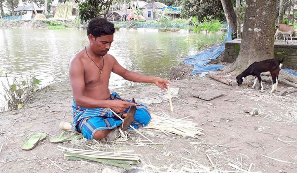 কষ্টে-শিষ্টে সংসার চলে শিবুদের কষ্টে-শিষ্টে সংসার চলে শিবুদের
