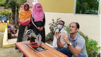 অসহায় ৫০ পরিবারকে সেলাই মেশিন দিচ্ছেন ব্যারিস্টার সুমন অসহায় ৫০ পরিবারকে সেলাই মেশিন দিচ্ছেন ব্যারিস্টার সুমন