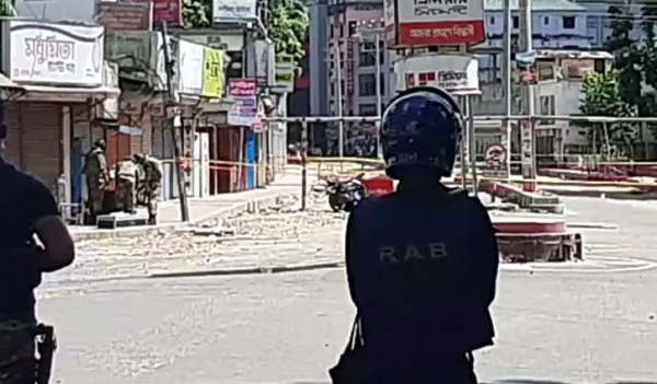 মোটরসাইকেলে বোমার মতো বস্তু, নিস্ক্রিয় করতে কাজ করছে সেনাবাহিনী মোটরসাইকেলে বোমার মতো বস্তু, নিস্ক্রিয় করতে কাজ করছে সেনাবাহিনী