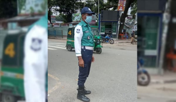 দায়িত্বপালন করছেন এক ট্রাফিক সদস্য দায়িত্বপালন করছেন এক ট্রাফিক সদস্য