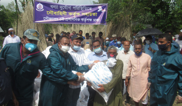 মুন্সীগঞ্জে বন্যার্তদের ত্রাণ দিলো নৌবাহিনী মুন্সীগঞ্জে বন্যার্তদের ত্রাণ দিলো নৌবাহিনী