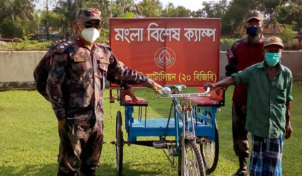 `বিজিবি ভ্যান গাড়ি দিছে, এখন সংসার চালাতে কষ্ট হোবে না’ `বিজিবি ভ্যান গাড়ি দিছে, এখন সংসার চালাতে কষ্ট হোবে না’