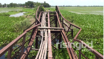 জরাজীর্ণ সেতু: ২০ গ্রামের কয়েক লাখ মানুষের দুর্ভোগ (ভিডিও) জরাজীর্ণ সেতু: ২০ গ্রামের কয়েক লাখ মানুষের দুর্ভোগ (ভিডিও)