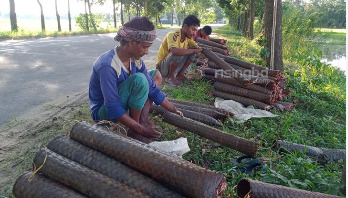 কুঁচিয়া শিকারে সংসার চলে তাদের কুঁচিয়া শিকারে সংসার চলে তাদের