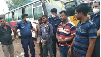 হিলি বাসস্ট্যান্ডে ৫ জুয়ারিকে আটক, ৭ দিনের সাজা হিলি বাসস্ট্যান্ডে ৫ জুয়ারিকে আটক, ৭ দিনের সাজা