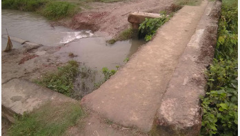 ভাঙা ব্রিজে বাঁশ দিয়ে জোড়াতালি, বিপাকে গ্রামবাসী