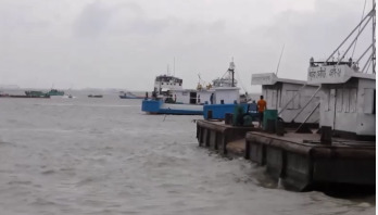 শিমুলিয়া-কাঠালবাড়ি নৌরুটে সীমিত আকারে চলছে ফেরি শিমুলিয়া-কাঠালবাড়ি নৌরুটে সীমিত আকারে চলছে ফেরি