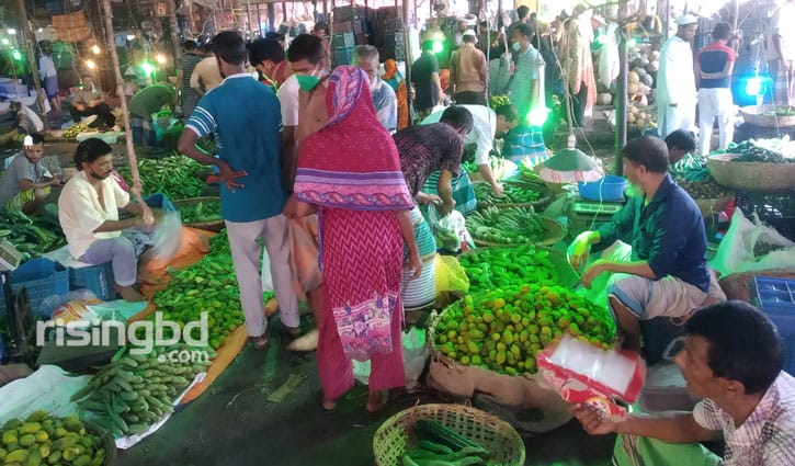 ছুটির দিনে বাজারে ক্রেতাদের ভিড় ছুটির দিনে বাজারে ক্রেতাদের ভিড়