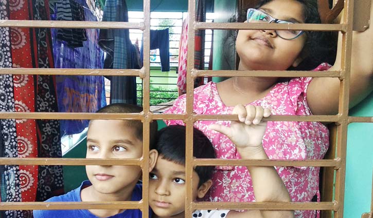 করোনাকালে চারদেয়ালে বন্দি শিশুরা, বাড়ছে অস্থিরতা করোনাকালে চারদেয়ালে বন্দি শিশুরা, বাড়ছে অস্থিরতা