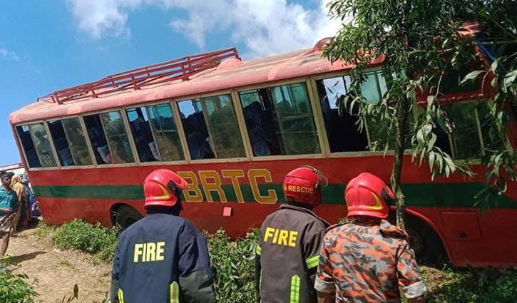 Bus ramms battery-run van, killing 5 in Dinajpur