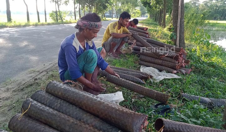 কুঁচিয়া শিকারে সংসার চলে তাদের কুঁচিয়া শিকারে সংসার চলে তাদের