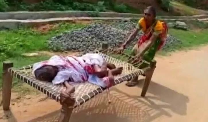 Woman drags 100-year-old mother on cot to bank