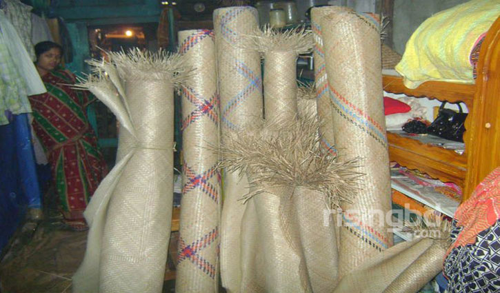 ঐতিহ্য হারাচ্ছে শীতল পাটি, করোনায় দুর্দিনে পাটিকর