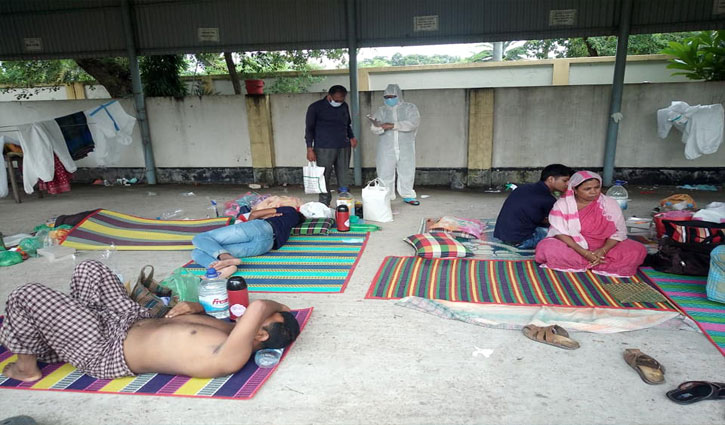 করোনা হাসপাতাল চত্বরে রোগীর স্বজনদের ঝুঁকিপূর্ণ প্রতীক্ষা করোনা হাসপাতাল চত্বরে রোগীর স্বজনদের ঝুঁকিপূর্ণ প্রতীক্ষা