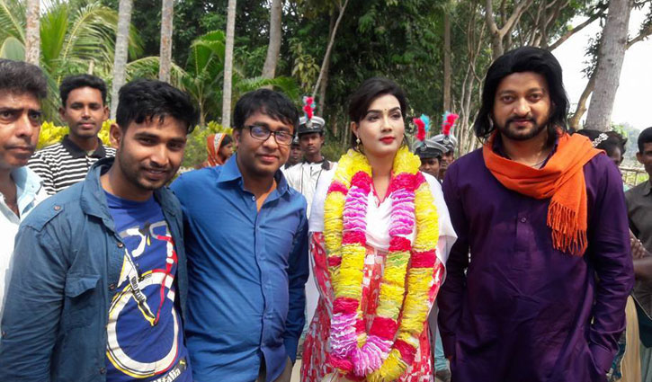 ‘সিনেমার কাজ নেই, গ্রামে গিয়ে মাছ বিক্রি করব’