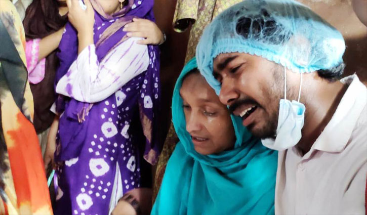 ‘পানিতে হাবুডুবু খেতে খেতে আপ্রাণ চেষ্টায় সাঁতরে উঠি’ ‘পানিতে হাবুডুবু খেতে খেতে আপ্রাণ চেষ্টায় সাঁতরে উঠি’