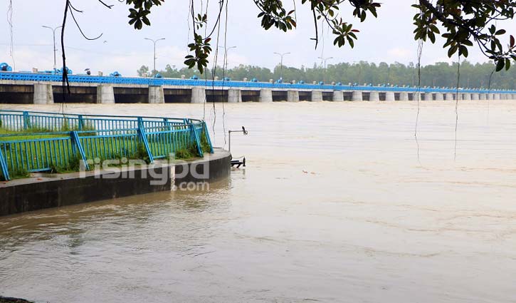 ভয়ংকর রূপে ফুঁসছে তিস্তা ভয়ংকর রূপে ফুঁসছে তিস্তা