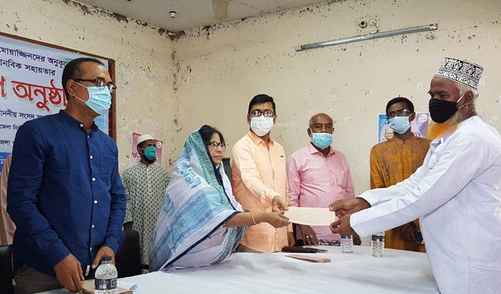 দিরাইয়ে ইমাম-মোয়াজ্জিনদের হাতে প্রধানমন্ত্রীর দেওয়া টাকা দিরাইয়ে ইমাম-মোয়াজ্জিনদের হাতে প্রধানমন্ত্রীর দেওয়া টাকা