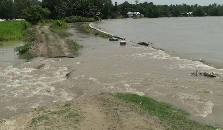 নাগরপুরে বারপাখিয়া-ঘোনাপাড়া বাঁধে ভাঙন নাগরপুরে বারপাখিয়া-ঘোনাপাড়া বাঁধে ভাঙন