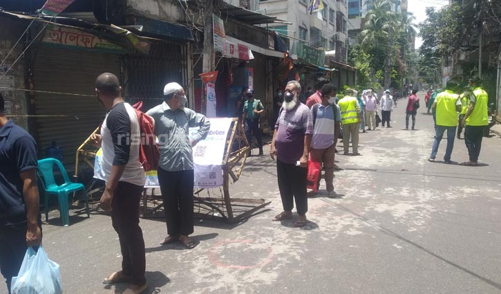 বাইরে বের হতে মরিয়া ওয়ারীবাসী বাইরে বের হতে মরিয়া ওয়ারীবাসী