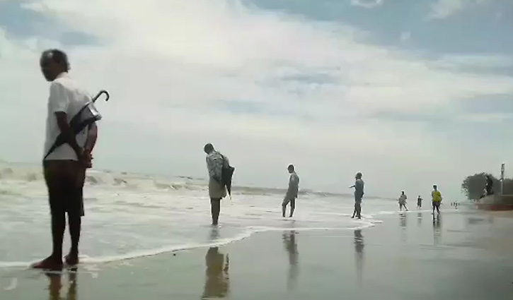 সৈকতে স্বর্ণের গহনা পাওয়ার গুজব সৈকতে স্বর্ণের গহনা পাওয়ার গুজব