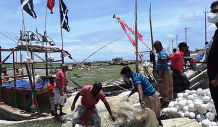 চট্টগ্রামে নিষেধাজ্ঞার সময়ে মাছ ধরায় ৫ জেলেকে জরিমানা চট্টগ্রামে নিষেধাজ্ঞার সময়ে মাছ ধরায় ৫ জেলেকে জরিমানা