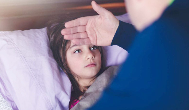 জ্বর নিয়ে চিকিৎসকের কাছে যাবেন কখন?