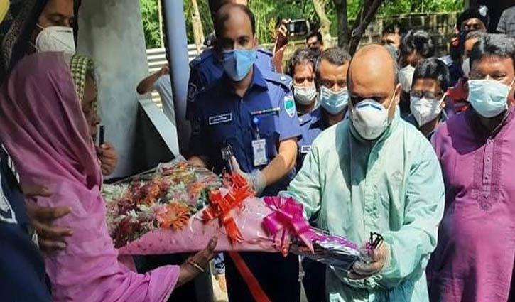 অসহায় নারীকে ঘর উপহার দিলেন কুষ্টিয়ার পুলিশ সুপার
