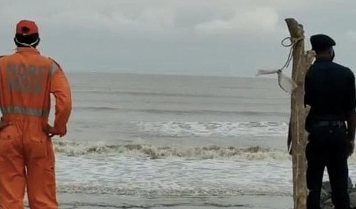ঘূর্ণিঝড় নিসর্গ আঘাত হেনেছে মহারাষ্ট্র উপকূলে ঘূর্ণিঝড় নিসর্গ আঘাত হেনেছে মহারাষ্ট্র উপকূলে