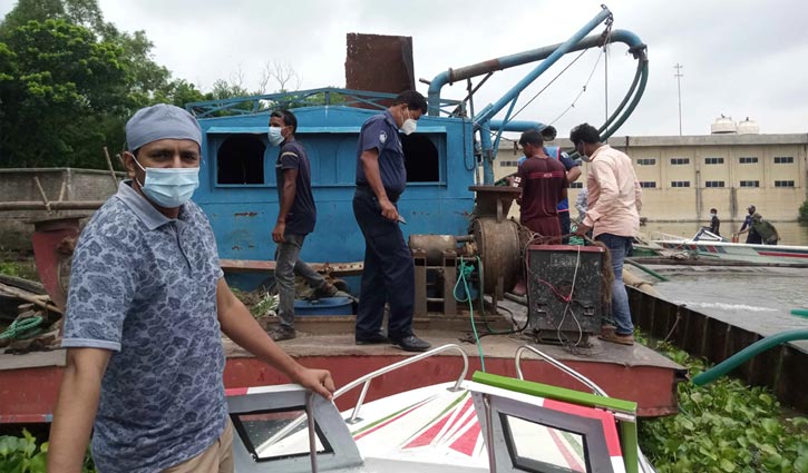 অবৈধভাবে বালু তোলার দায়ে পাবনায় ৩ জনের কারাদণ্ড অবৈধভাবে বালু তোলার দায়ে পাবনায় ৩ জনের কারাদণ্ড