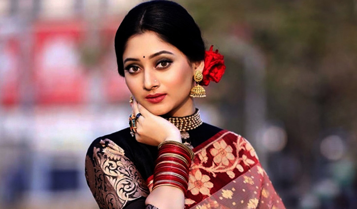 ভক্তদের সঙ্গে আড্ডা দেবেন পূজা