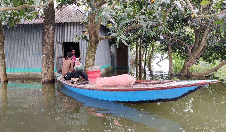 সিরাজগঞ্জে বাড়ি ফিরতে শুরু করেছে বন্যাকবলিত মানুষ