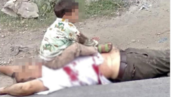 কাশ্মীরে গুলিতে নিহত দাদার বুকে বসে থাকা শিশুর ছবি ভাইরাল কাশ্মীরে গুলিতে নিহত দাদার বুকে বসে থাকা শিশুর ছবি ভাইরাল