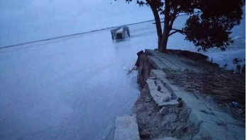 সিরাজগঞ্জের সিমলা স্পার বাঁধের ৭০ মিটার নদীতে সিরাজগঞ্জের সিমলা স্পার বাঁধের ৭০ মিটার নদীতে