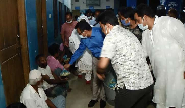 বরিশালে ছিন্নমূল মানুষকে রাতের খাবার দিচ্ছেন সাংবাদিকরা