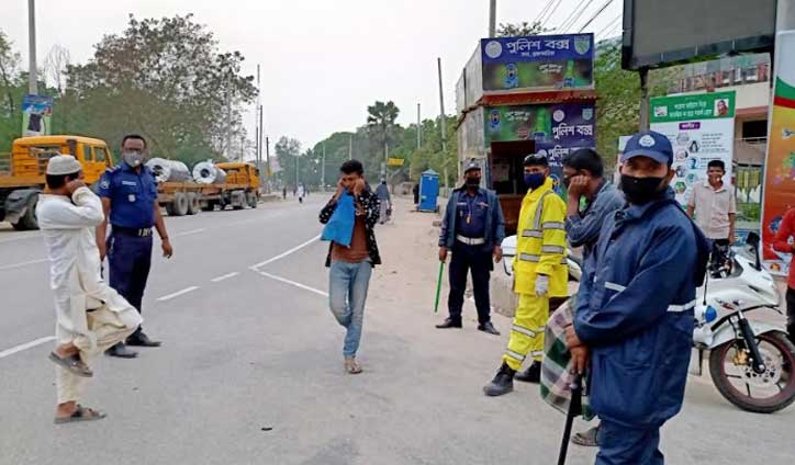 একসঙ্গে হাঁটায় কান ধরিয়ে শাস্তি