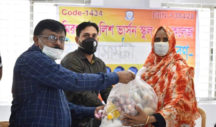মিরপুরে ৪০ পরিবার পেলেন ত্রাণ মিরপুরে ৪০ পরিবার পেলেন ত্রাণ