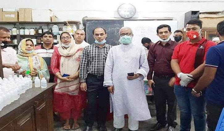 কলেজের ল্যাবে তৈরি হলো হ্যান্ড স্যানিটাইজার কলেজের ল্যাবে তৈরি হলো হ্যান্ড স্যানিটাইজার