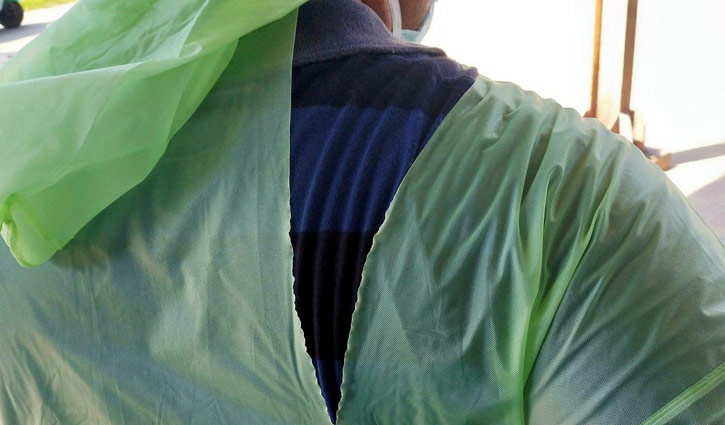 সুরক্ষা পোশাকের বদলে চিকিৎসকদের দেওয়া হচ্ছে রেইনকোট-হেলমেট!