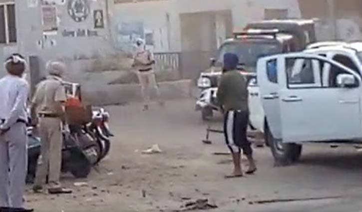 লকডাউন ভাঙায় বাধা দেওয়ায় কেটে নেওয়া হলো পুলিশের হাত