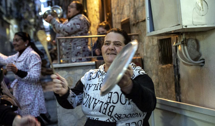 করোনাভাইরাস: বারান্দায় গান গাইছেন ইতালীয়রা (ভিডিও)