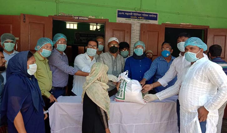 প্রচারণার সময় সরকারি কর্মকর্তারাই স্বাস্থ্যবিধি মানছেন না প্রচারণার সময় সরকারি কর্মকর্তারাই স্বাস্থ্যবিধি মানছেন না